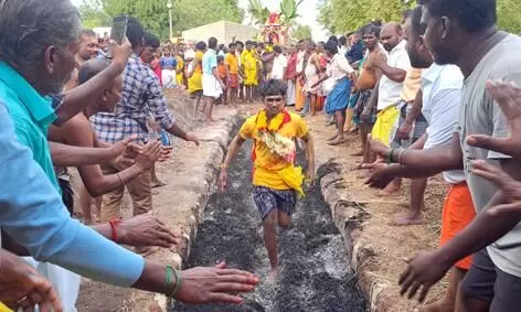பேட்டப்பாளையம் மாரியம்மன் கோயில் திருவிழா: பக்தர்கள் தீக்குண்டம் இறங்கி நேர்த்திக்கடன் பேட்டப்பாளையம் மாரியம்மன் கோயில் திருவிழா: பக்தர்கள் தீக்குண்டம் இறங்கி நேர்த்திக்கடன்