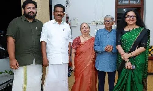 முன்னாள் அமைச்சருடன்  அன்பை பகிர்ந்த ஐ.ஏ.எஸ் அதிகாரி..!