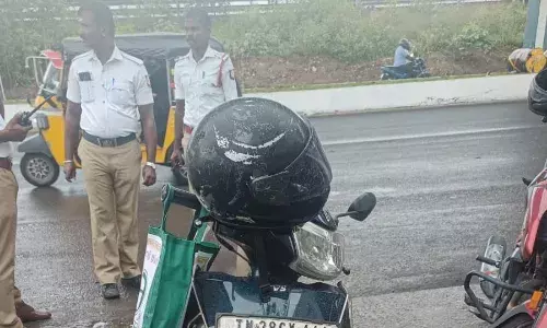 இருசக்கர வாகனத்தின் மீது லாரி மோதி விபத்து:  பள்ளி ஆசிரியை உயிரிழப்பு இருசக்கர வாகனத்தின் மீது லாரி மோதி விபத்து:  பள்ளி ஆசிரியை உயிரிழப்பு
