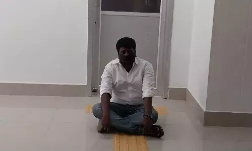 மதுரை அருகே கவுன்சிலர் நூதனப் போராட்டம்