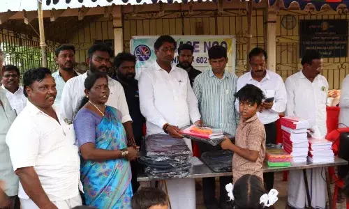 அரசு பள்ளியில் பயிலும் நரிக்குறவர் ஏழை மாணவர்களுக்கு கல்வி உபகரணங்கள்..!