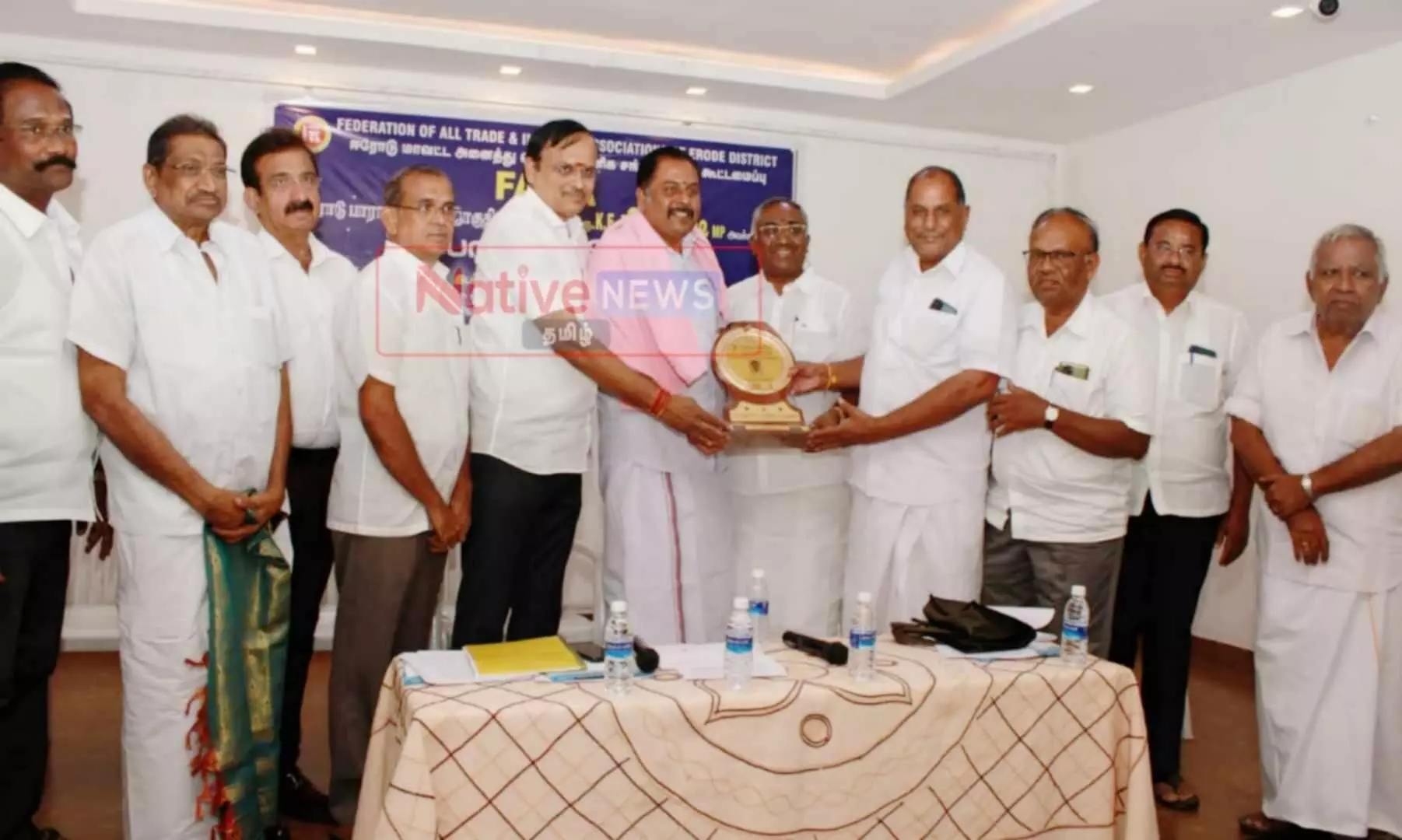 ஈரோடு எம்பிக்கு மாவட்ட அனைத்து தொழில் வணிக சங்க கூட்டமைப்பினர் பாராட்டு ஈரோடு எம்பிக்கு மாவட்ட அனைத்து தொழில் வணிக சங்க கூட்டமைப்பினர் பாராட்டு