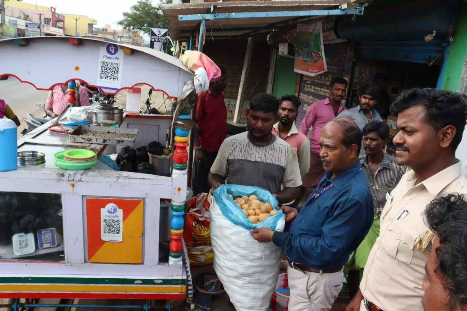 பெரியபாளையத்தில் உணவு பாதுகாப்பு துறை அதிகாரிகள் உணவகங்களில் திடீர் ஆய்வு பெரியபாளையத்தில் உணவு பாதுகாப்பு துறை அதிகாரிகள் உணவகங்களில் திடீர் ஆய்வு