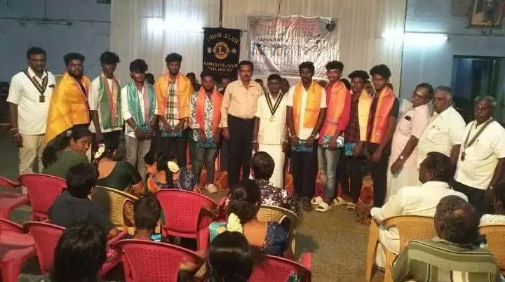 லயன்ஸ் சங்க விழாவில் ஆம்புலன்ஸ் ஓட்டுனர்களுக்கு பாராட்டு லயன்ஸ் சங்க விழாவில் ஆம்புலன்ஸ் ஓட்டுனர்களுக்கு பாராட்டு