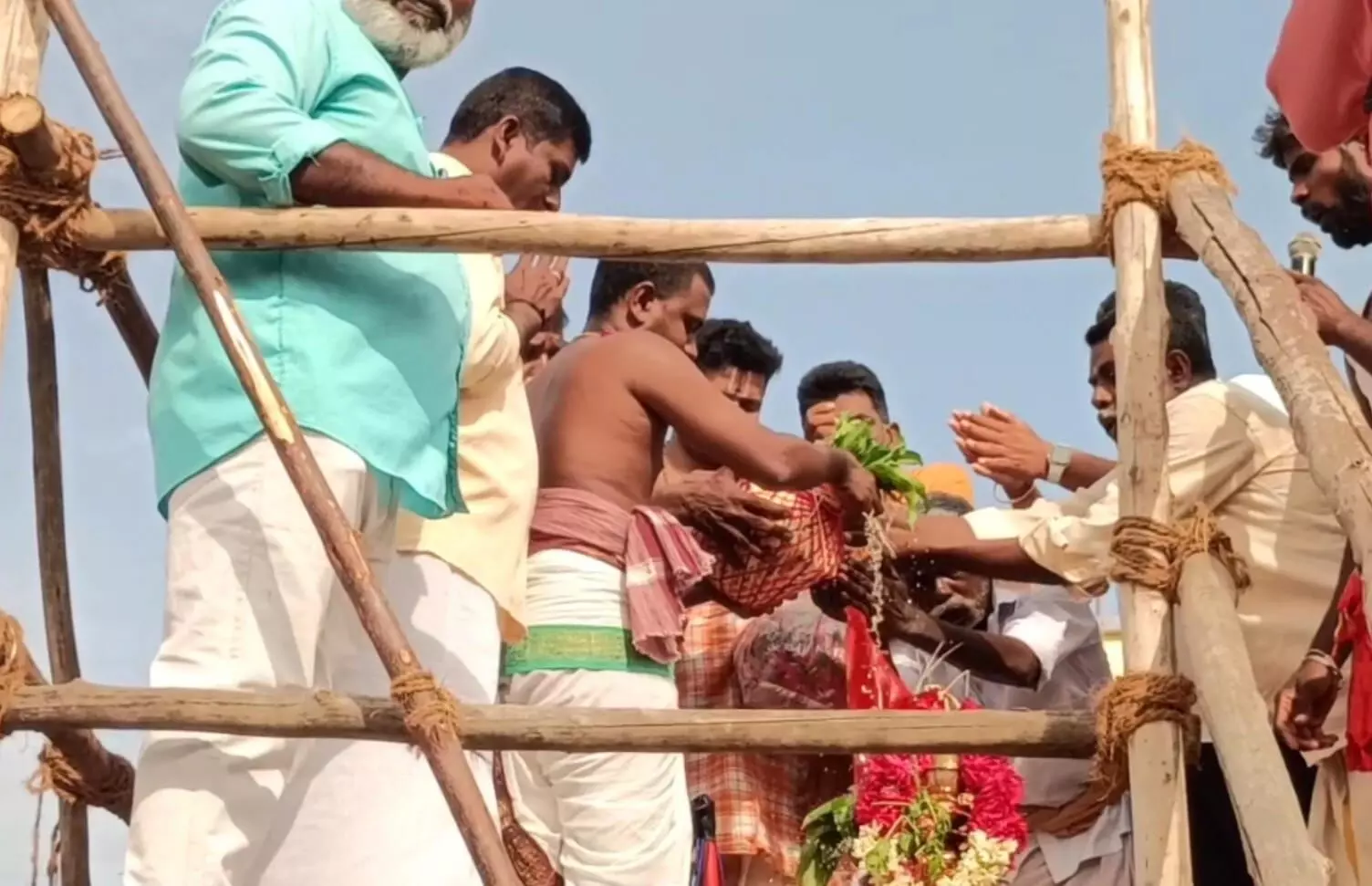 பெரியபாளையம் அருகே வேணுகோபால சுவாமி கோவில் கும்பாபிஷேகம் பெரியபாளையம் அருகே வேணுகோபால சுவாமி கோவில் கும்பாபிஷேகம்