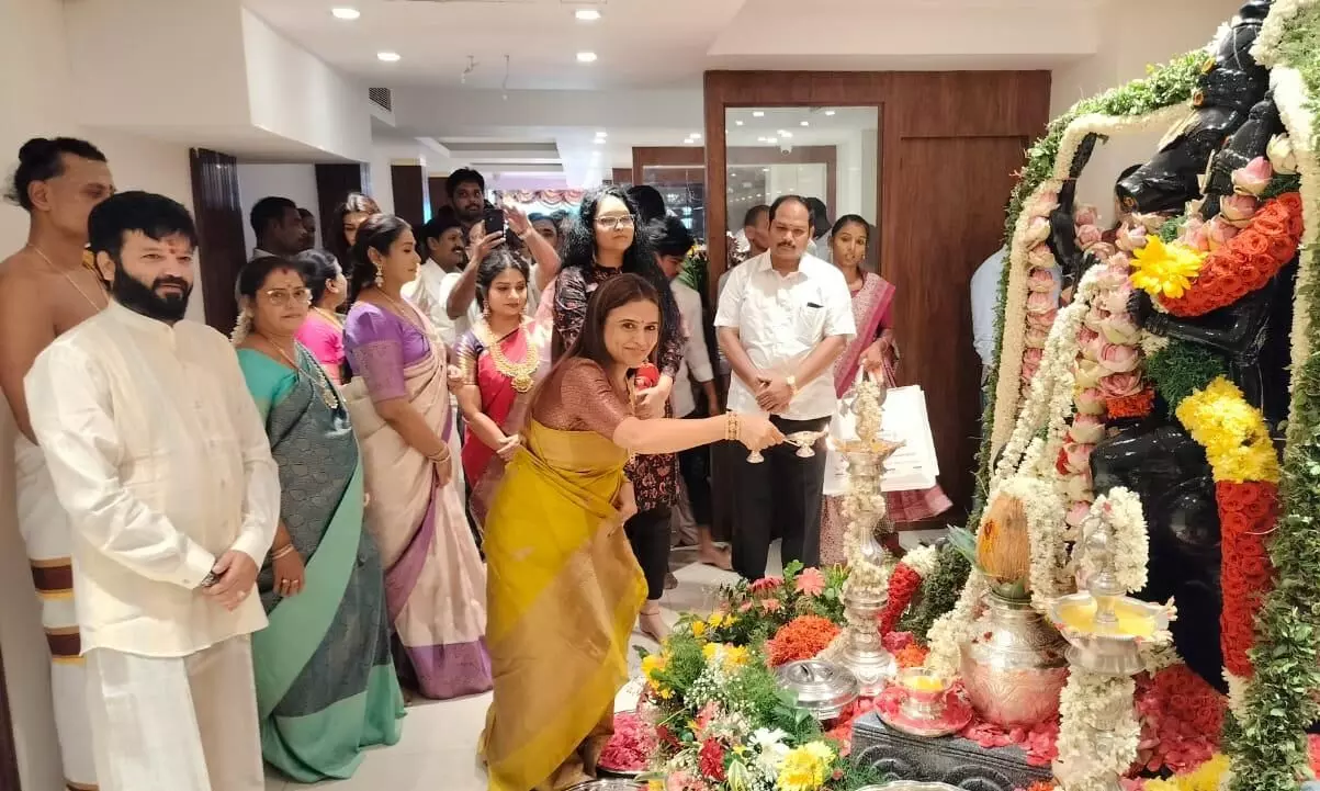 காஞ்சிபுரத்தில் புதிய பட்டு சேலை விற்பனை நிலையம் திறப்பு காஞ்சிபுரத்தில் புதிய பட்டு சேலை விற்பனை நிலையம் திறப்பு