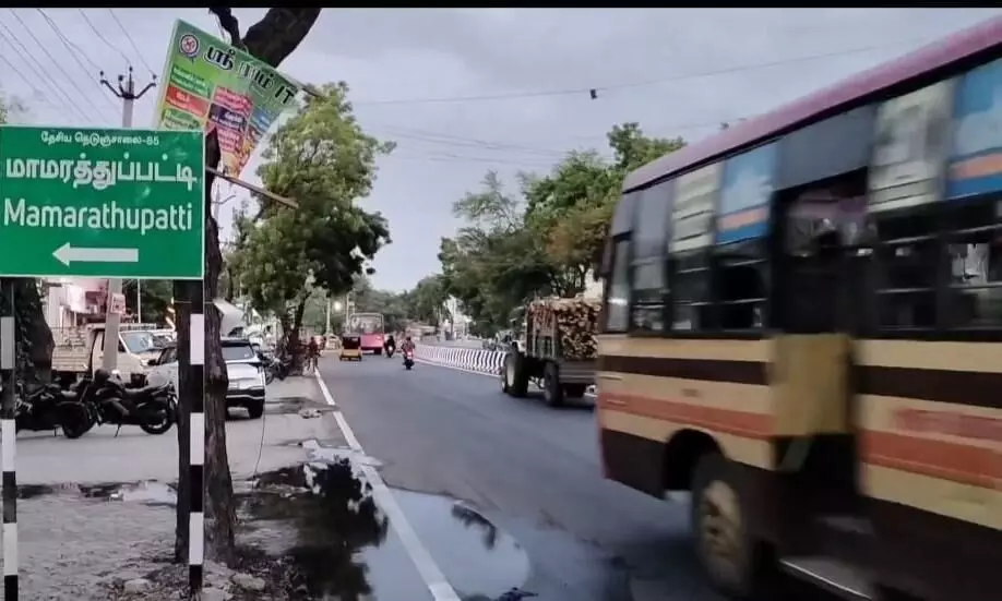 உசிலம்பட்டி சாலையில் பண மழை..! சிதறிய 500 ரூபாய் நோட்டுகள்..! உசிலம்பட்டி சாலையில் பண மழை..! சிதறிய 500 ரூபாய் நோட்டுகள்..!