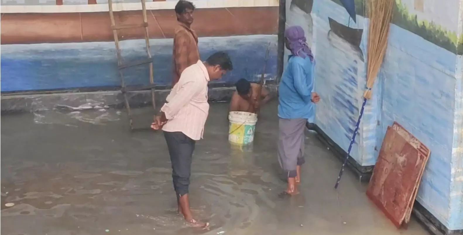 ரயில் சுரங்க பாதையில் மழைநீர்! பொதுமக்கள் பயணிகள் அவதி ரயில் சுரங்க பாதையில் மழைநீர்! பொதுமக்கள் பயணிகள் அவதி
