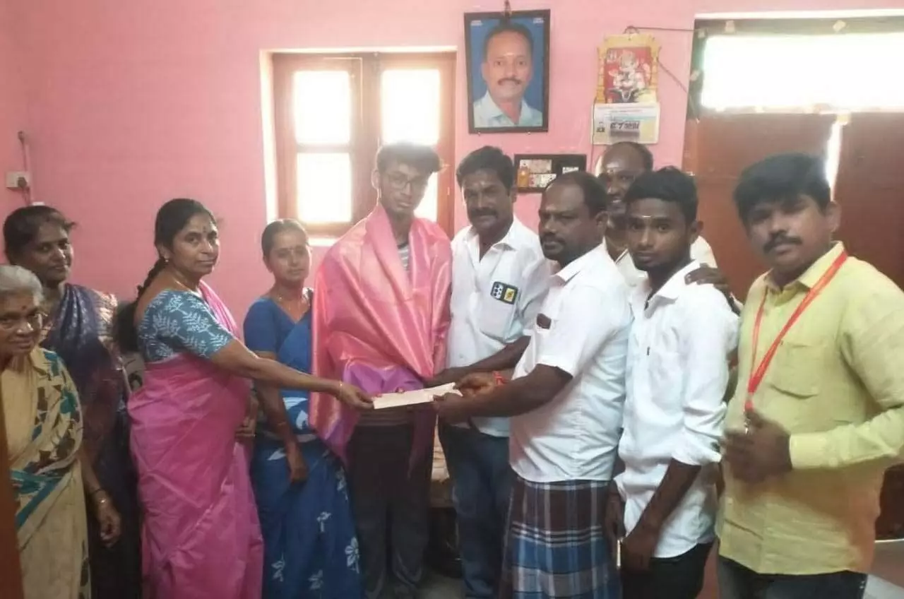 தவெக சார்பில் அதிக மதிப்பெண்கள் பெற்ற மாணவருக்கு கல்வி உதவித்தொகை வழங்கல் தவெக சார்பில் அதிக மதிப்பெண்கள் பெற்ற மாணவருக்கு கல்வி உதவித்தொகை வழங்கல்