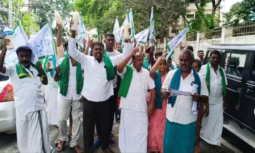 கோவை ஆட்சியர் அலுவலகம் முன்பு கள் குடித்து விவசாய சங்கத்தினர் ஆர்ப்பாட்டம்..! கோவை ஆட்சியர் அலுவலகம் முன்பு கள் குடித்து விவசாய சங்கத்தினர் ஆர்ப்பாட்டம்..!
