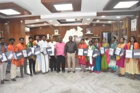 கலைப் போட்டிகளில் வெற்றி பெற்றவர்களுக்கு காசோலை மற்றும் பாராட்டு சான்றிதழ்களை வழங்கிய ஆட்சியர் கலைப் போட்டிகளில் வெற்றி பெற்றவர்களுக்கு காசோலை மற்றும் பாராட்டு சான்றிதழ்களை வழங்கிய ஆட்சியர்