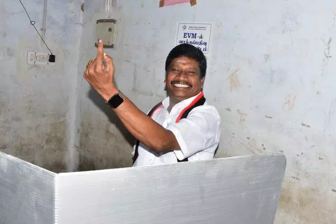 விக்கிரவாண்டி இடைத்தேர்தல் வாக்குப்பதிவு; தனது வாக்கை பதிவு செய்த திமுக வேட்பாளர் விக்கிரவாண்டி இடைத்தேர்தல் வாக்குப்பதிவு; தனது வாக்கை பதிவு செய்த திமுக வேட்பாளர்