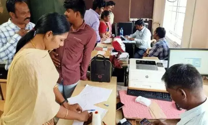 திருவண்ணாமலை பத்திரப்பதிவு அலுவலகத்தில் லஞ்ச ஒழிப்பு போலீசார் அதிரடி சோதனை திருவண்ணாமலை பத்திரப்பதிவு அலுவலகத்தில் லஞ்ச ஒழிப்பு போலீசார் அதிரடி சோதனை