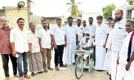 மாற்றுத்திறனாளி மனு கொடுத்ததும் புதிய 3 சக்கர சைக்கிள்: எம்.பி. வழங்கல் மாற்றுத்திறனாளி மனு கொடுத்ததும் புதிய 3 சக்கர சைக்கிள்: எம்.பி. வழங்கல்