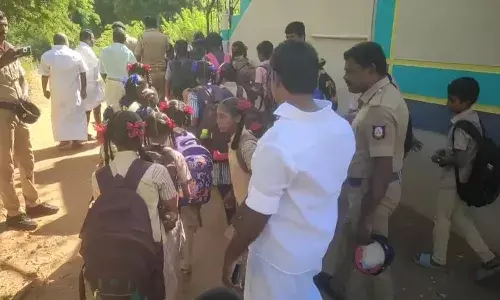 அரசியல்வாதிகள் தடுத்தும் பள்ளிக்கு சென்ற மாணவிகள்