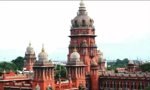 பள்ளி மாறுதலுக்கு மாணவர்களிடம் டிசி கேட்டு வற்புறுத்தக் கூடாது: உயர் நீதிமன்றம் உத்தரவு பள்ளி மாறுதலுக்கு மாணவர்களிடம் டிசி கேட்டு வற்புறுத்தக் கூடாது: உயர் நீதிமன்றம் உத்தரவு