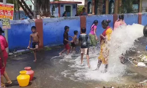 குடிநீர் குழாய் உடைந்ததால் உருவான செயற்கை அருவி ; குளித்து விளையாடிய குழந்தைகள்