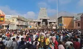 திருவண்ணாமலையில் லட்சக்கணக்கான பக்தர்கள் கிரிவலம் திருவண்ணாமலையில் லட்சக்கணக்கான பக்தர்கள் கிரிவலம்