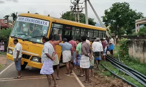 குடிநீர் திட்டப் பணிக்காக தோண்டப்பட்ட குழியில் இறங்கிய பள்ளி வாகனம்