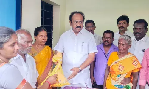 காரியாபட்டி அருகே புதிய ரேஷன் கடையை திறந்து வைத்த அமைச்சர் தங்கம் தென்னரசு காரியாபட்டி அருகே புதிய ரேஷன் கடையை திறந்து வைத்த அமைச்சர் தங்கம் தென்னரசு