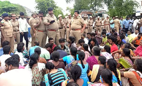 திருச்செங்கோட்டில் சிறுமியை கத்தியால் குத்திய நபரை கைது செய்யக்கோரி சாலை மறியல் திருச்செங்கோட்டில் சிறுமியை கத்தியால் குத்திய நபரை கைது செய்யக்கோரி சாலை மறியல்