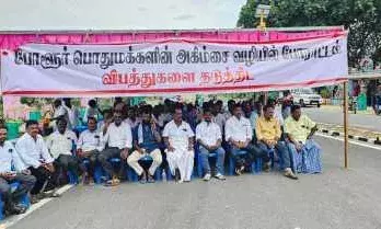 ரயில்வே மேம்பால பணிகளை விரைந்து முடிக்க வியாபாரிகள் பொதுமக்கள் போராட்டம் ரயில்வே மேம்பால பணிகளை விரைந்து முடிக்க வியாபாரிகள் பொதுமக்கள் போராட்டம்