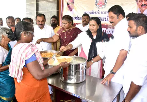 நாமக்கல் மாவட்டத்தில் வெள்ளத்தால் பாதிக்கப்பட்டவர்களுக்கு நிவாரண உதவி நாமக்கல் மாவட்டத்தில் வெள்ளத்தால் பாதிக்கப்பட்டவர்களுக்கு நிவாரண உதவி