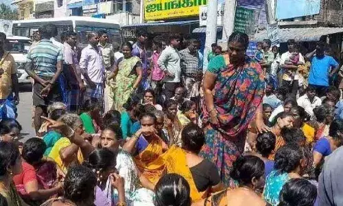 இலங்கை கப்பற்படையைக் கண்டித்து பொது மக்கள் சாலை மறியல்..!