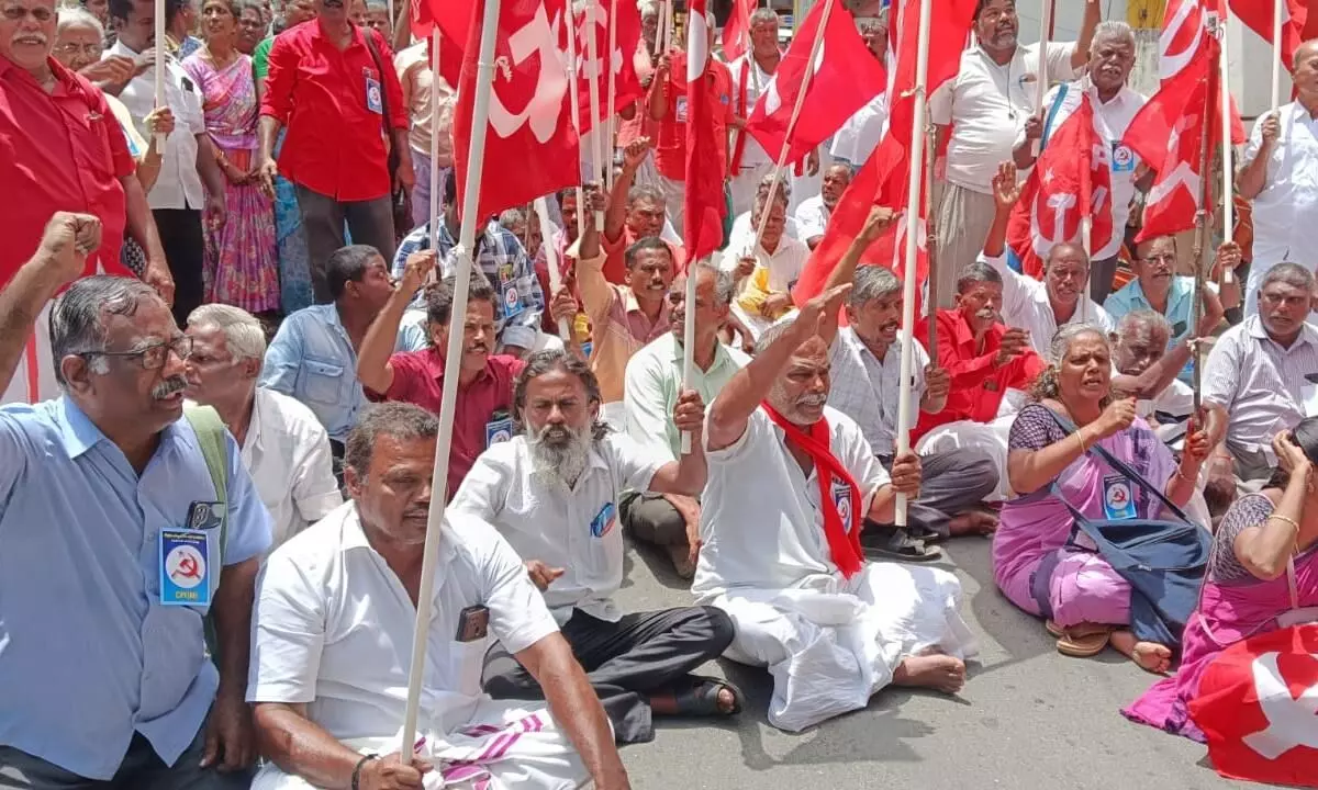 தென்காசியில் மத்திய அரசை கண்டித்து சாலை மறியல் தென்காசியில் மத்திய அரசை கண்டித்து சாலை மறியல்