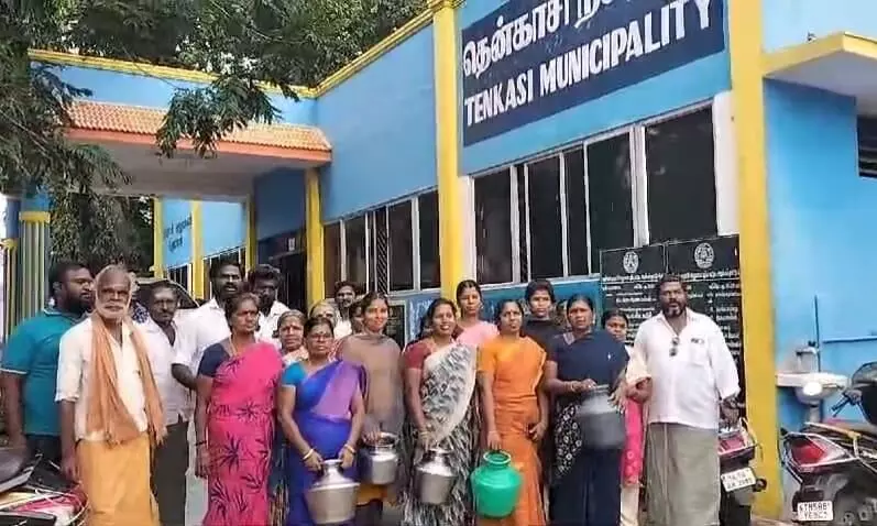 முறையான குடிநீர் வழங்க கோரி நகராட்சி ஆணையாளரை முற்றுகையிட்ட பொதுமக்கள் முறையான குடிநீர் வழங்க கோரி நகராட்சி ஆணையாளரை முற்றுகையிட்ட பொதுமக்கள்