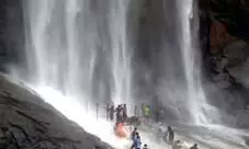 ஆடிப்பெருக்கு நாளில் கொல்லிமலை அருவிகளில் குளிக்க வனத்துறை தடை ஆடிப்பெருக்கு நாளில் கொல்லிமலை அருவிகளில் குளிக்க வனத்துறை தடை