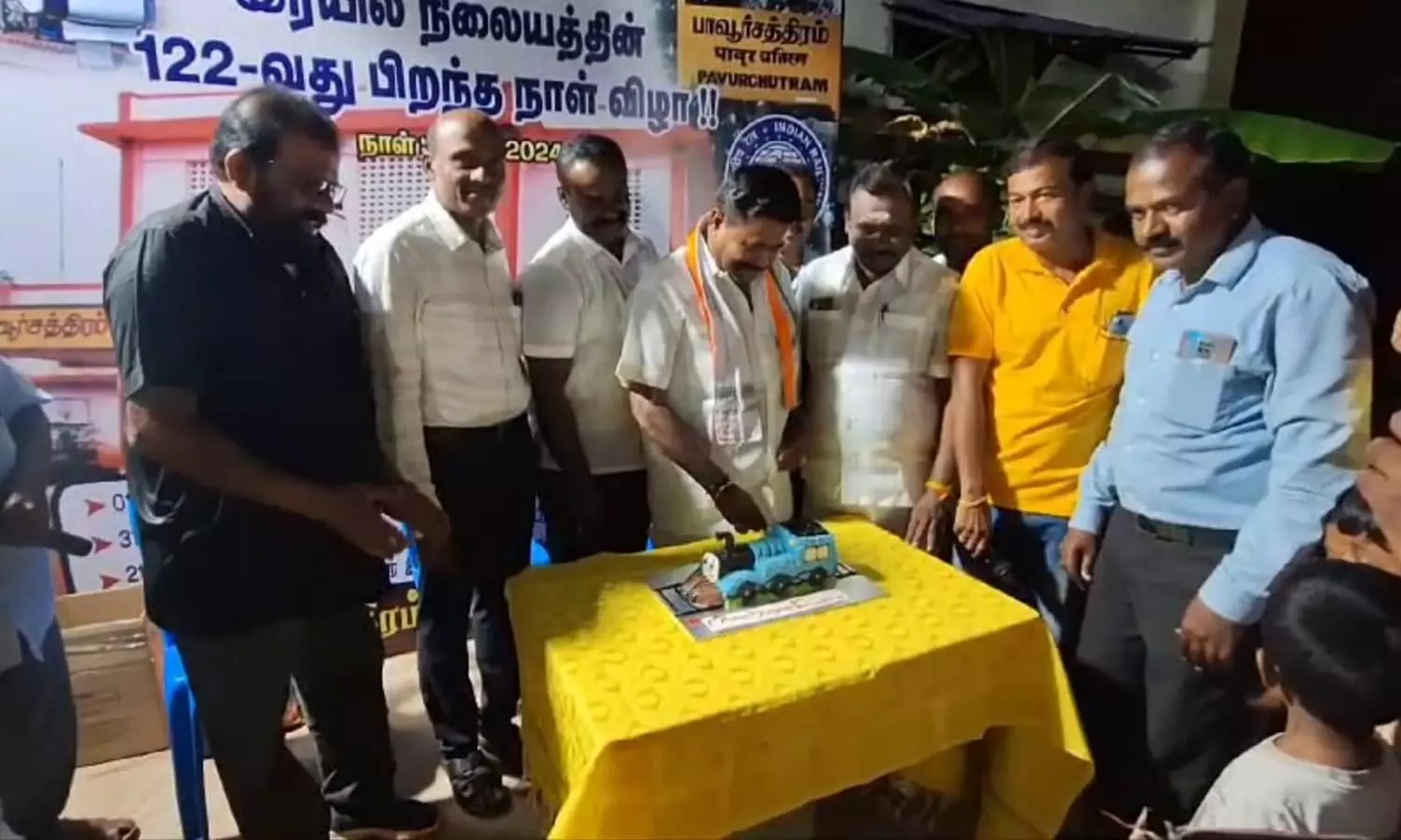 பாவூர்சத்திரம் ரயில்நிலையத்திற்கு பிறந்தநாள் : கேக் வெட்டி கொண்டாடிய பொதுமக்கள்..! பாவூர்சத்திரம் ரயில்நிலையத்திற்கு பிறந்தநாள் : கேக் வெட்டி கொண்டாடிய பொதுமக்கள்..!