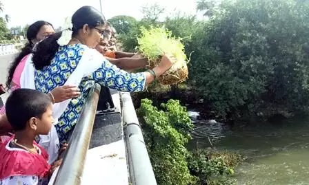 காவிரி ஆற்றில் நீராட தடை விதித்ததால் ஆடிப்பெருக்கு நாளில் களையிழிந்த காவிரி..! காவிரி ஆற்றில் நீராட தடை விதித்ததால் ஆடிப்பெருக்கு நாளில் களையிழிந்த காவிரி..!