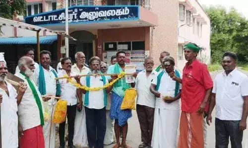 ஆரணியில் காவடி எடுத்து ஆர்ப்பாட்டத்தில் ஈடுபட்ட விவசாயிகள் ஆரணியில் காவடி எடுத்து ஆர்ப்பாட்டத்தில் ஈடுபட்ட விவசாயிகள்