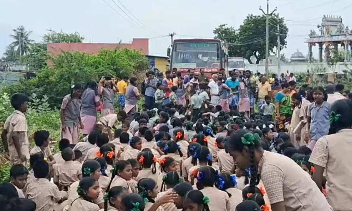 ஆசிரியர்கள் பற்றாக்குறையை கண்டித்து மாணவர்கள் போராட்டம்..! ஆசிரியர்கள் பற்றாக்குறையை கண்டித்து மாணவர்கள் போராட்டம்..!