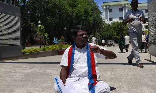 கோவை கலெக்டர் அலுவலகம் முன்பு விசிக பிரமுகர் தரையில் அமர்ந்து போராட்டம் கோவை கலெக்டர் அலுவலகம் முன்பு விசிக பிரமுகர் தரையில் அமர்ந்து போராட்டம்