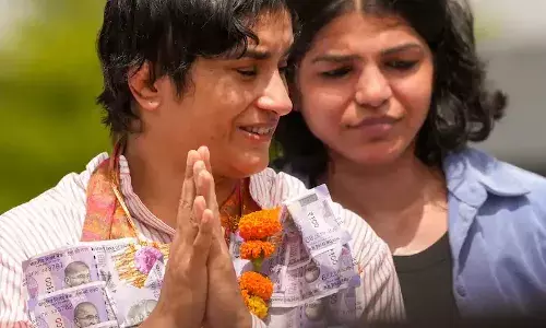 டெல்லி விமான நிலையத்தில் ரசிகர்கள் உற்சாக வரவேற்பு: உடைந்து  போன  வினேஷ் போகட் டெல்லி விமான நிலையத்தில் ரசிகர்கள் உற்சாக வரவேற்பு: உடைந்து  போன  வினேஷ் போகட்