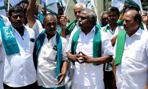 காவல் துறையினரை கண்டித்து விவசாயிகள் சங்கத்தினர் ஆர்ப்பாட்டம் காவல் துறையினரை கண்டித்து விவசாயிகள் சங்கத்தினர் ஆர்ப்பாட்டம்