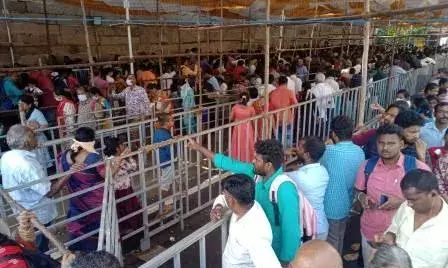 திருவண்ணாமலையில் லட்சக்கணக்கான பக்தர்கள் கிரிவலம் திருவண்ணாமலையில் லட்சக்கணக்கான பக்தர்கள் கிரிவலம்