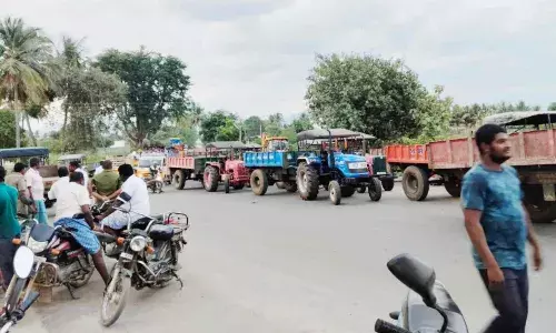 அந்தியூர் எண்ணமங்கலம் ஏரியில் மண் அள்ளுவதில் தகராறு: டிராக்டர்களுடன் மறியல் அந்தியூர் எண்ணமங்கலம் ஏரியில் மண் அள்ளுவதில் தகராறு: டிராக்டர்களுடன் மறியல்