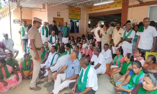 அன்னூரில் மக்களுடன் முதல்வர் முகாமை நடத்த எதிர்ப்பு:  விவசாயிகள் போராட்டம் அன்னூரில் மக்களுடன் முதல்வர் முகாமை நடத்த எதிர்ப்பு:  விவசாயிகள் போராட்டம்