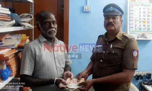 ஈரோட்டில் ஏடிஎம்மில் இருந்த ரூ.7 ஆயிரம் பணத்தை ஒப்படைத்த வாலிபருக்கு பாராட்டு ஈரோட்டில் ஏடிஎம்மில் இருந்த ரூ.7 ஆயிரம் பணத்தை ஒப்படைத்த வாலிபருக்கு பாராட்டு