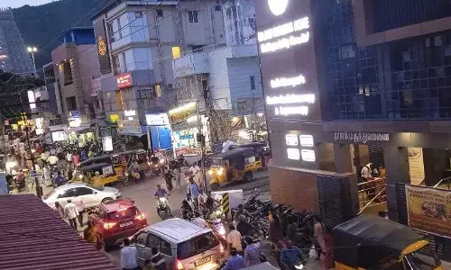 திருவண்ணாமலையில் விடுமுறை நாளான நேற்று அலைமோதிய பக்தர்கள் கூட்டம் திருவண்ணாமலையில் விடுமுறை நாளான நேற்று அலைமோதிய பக்தர்கள் கூட்டம்