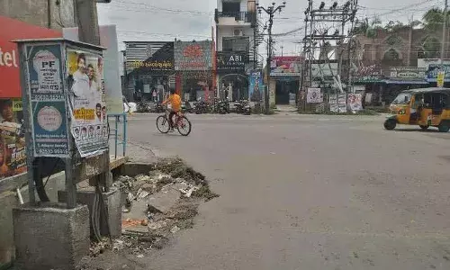 குமாரபாளையம் பஸ் நிலையம் அருகே உள்ள விபத்தை ஏற்படுத்தும்   அபாய பள்ளம் குமாரபாளையம் பஸ் நிலையம் அருகே உள்ள விபத்தை ஏற்படுத்தும்   அபாய பள்ளம்