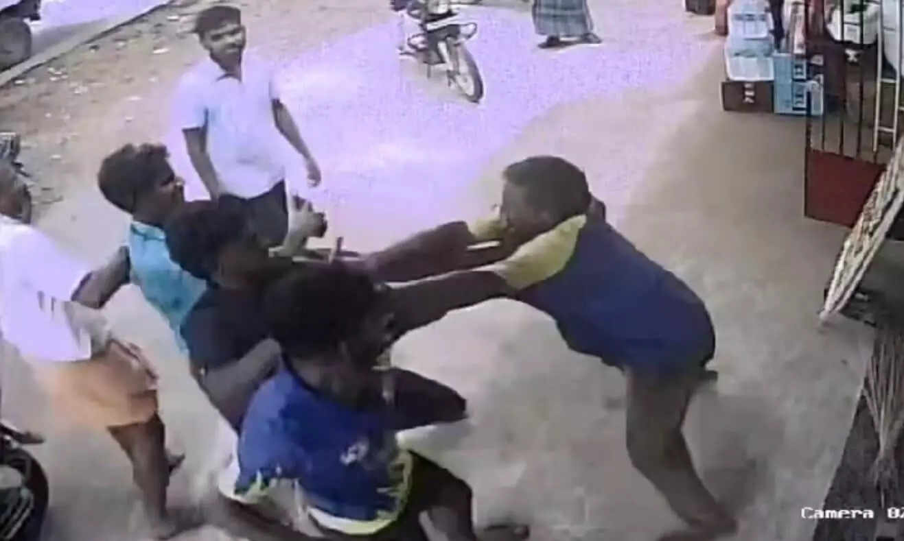 பைக் மெக்கானிக்கை இளைஞர்கள் தாக்கும் வீடியோ காட்சிகள் சமூக வலைதளங்களில் வைரல்..! பைக் மெக்கானிக்கை இளைஞர்கள் தாக்கும் வீடியோ காட்சிகள் சமூக வலைதளங்களில் வைரல்..!