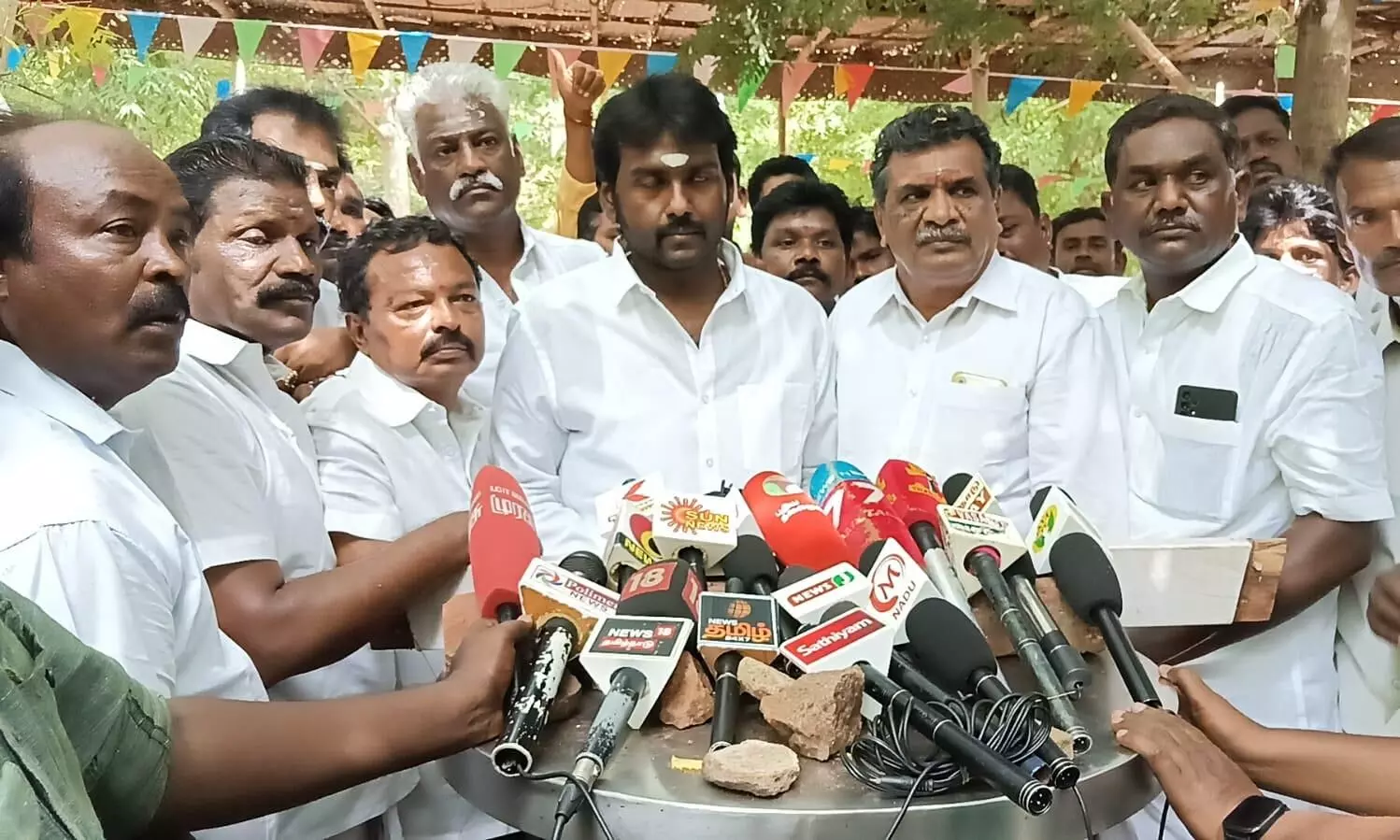 மீனவர்கள் மீது இலங்கை கடற்படை துப்பாக்கி சூடு: விஜய பிரபாகரன் கண்டனம் மீனவர்கள் மீது இலங்கை கடற்படை துப்பாக்கி சூடு: விஜய பிரபாகரன் கண்டனம்