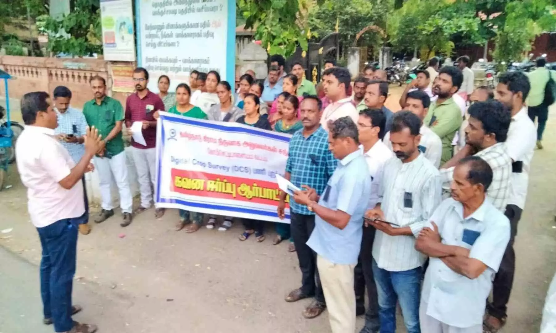 கோபி, அந்தியூரில் கிராம நிர்வாக அலுவலர்கள் கருப்பு பட்டை அணிந்து ஆர்ப்பாட்டம் கோபி, அந்தியூரில் கிராம நிர்வாக அலுவலர்கள் கருப்பு பட்டை அணிந்து ஆர்ப்பாட்டம்