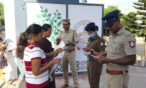 கோவையில் குரூப் 2 தேர்வு எழுத  ஆர்வத்துடன் வந்த தேர்வர்கள் கோவையில் குரூப் 2 தேர்வு எழுத  ஆர்வத்துடன் வந்த தேர்வர்கள்