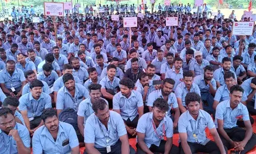 காஞ்சிபுரத்தில் 11வது நாளாக ஊதிய உயர்வு கேட்டு தொழிலாளர்கள் போராட்டம் காஞ்சிபுரத்தில் 11வது நாளாக ஊதிய உயர்வு கேட்டு தொழிலாளர்கள் போராட்டம்