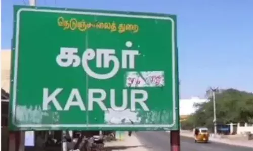 கரூரில் சாலையில் வீழ்ந்த மின்மாற்றி - போக்குவரத்து நெரிசல் கரூரில் சாலையில் வீழ்ந்த மின்மாற்றி - போக்குவரத்து நெரிசல்